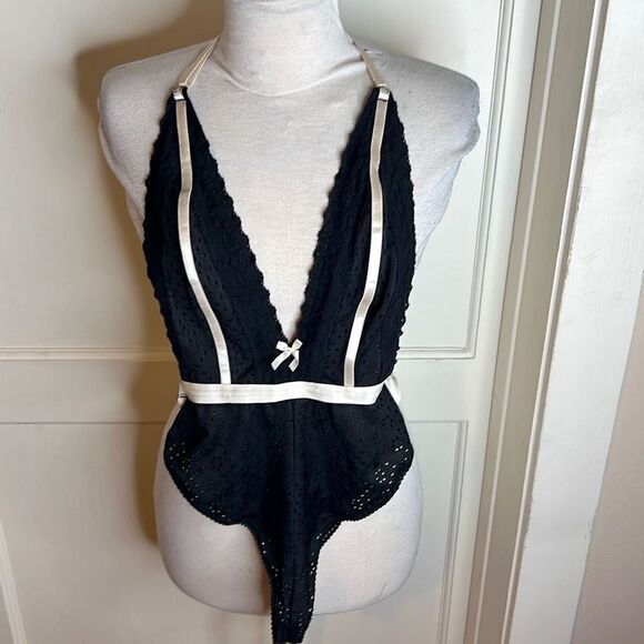 Dolls Kill Inluv Open back Black lace Bodysuit Size Medium New - Picture 6 of 6